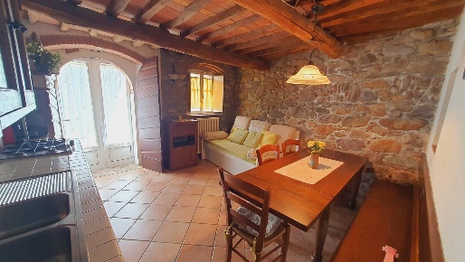 Foto Casa indipendente in via della lama, Capannori di 200 m² con 8 locali