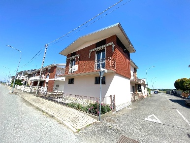 Foto Villa unifamiliare in via Rastelli 1, Trino Centro di 120 m²