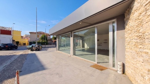 Foto Negozio in Via 11 Febbraio, Mondragone di 200 m² con 2 locali