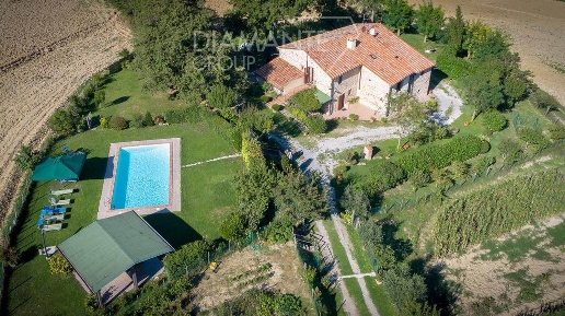 Foto Rustico a Radicofani Centro di 380 m² con 9 locali in vendita