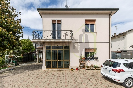 Foto Casa indipendente a Lugo di 200 m² con 9 locali in vendita
