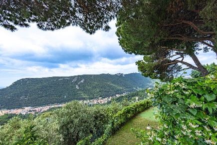 Foto Villa unifamiliare a Finale Ligure Centro di 413 m² con 16 locali