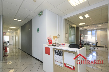 Foto Ufficio in Via Bombrini, Genova Sampierdarena di 196 m² con 9 locali