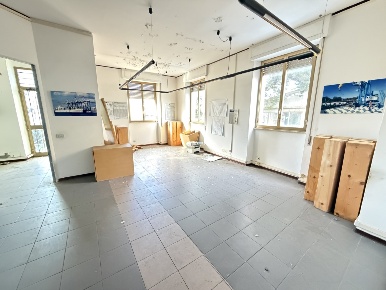 Foto Locale commerciale a Massa di 394 m² con 8 locali in vendita