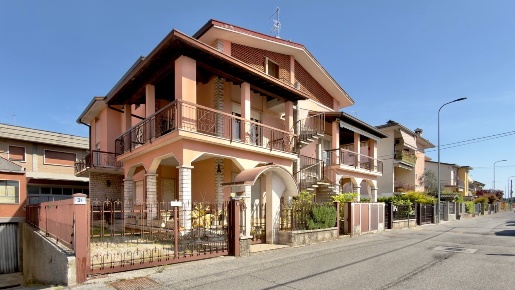 Foto Appartamento in Via N. Bixio 5, Borgosatollo Centro di 156 m²