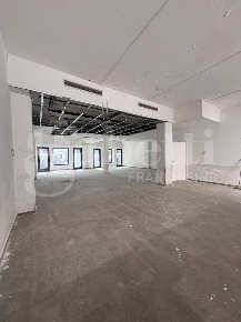 Foto Negozio in Via Dante 108, Cagliari San Benedetto di 172 m² in affitto