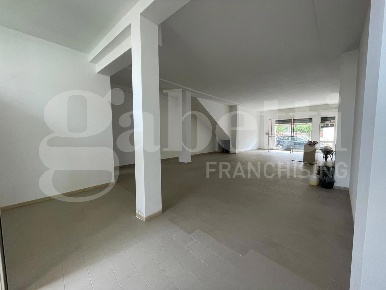 Foto Negozio in Via AMSICORA 53, Oristano Centro di 109 m² con 1 locali