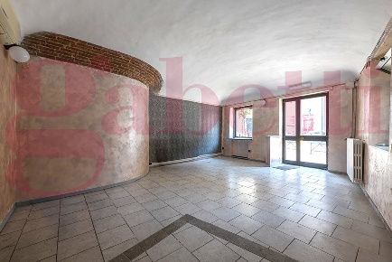 Foto Negozio in Via Torino 96, Chivasso Centro di 77 m² con 2 locali