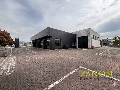 Foto Capannone industriale in Via Terza Armata, Gorizia Centro di 1020 m²