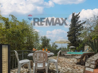 Foto Rustico a Camaiore Camaiore Paese di 200 m² con 10 locali in vendita