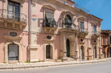 Foto Casa indipendente in Via Ecce Homo 133, Ragusa Centro di 450 m²