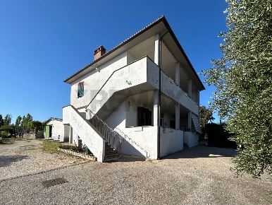 Foto Villa unifamiliare in Via Dei Rutuli, Aprilia di 170 m² con 6 locali