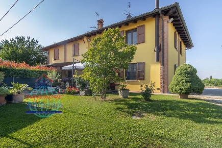 Foto Case semi ndipendenti in VIA DONELLI 34, Sala Bolognese di 195 m²