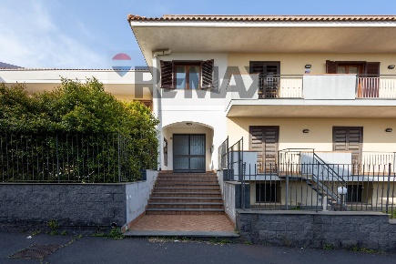 Foto Appartamento in Via Barcellona 30/A, Acireale di 128 m² con 4 locali