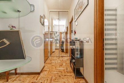 Foto Appartamento in Via Ronchi, Milano di 110 m² con 3 locali in vendita