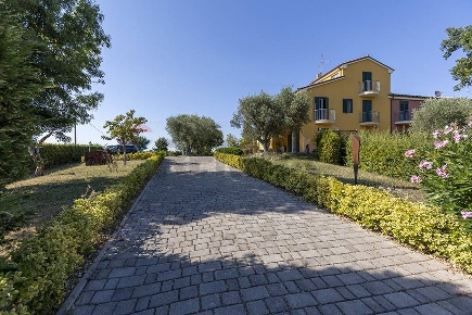 Foto Case semi ndipendenti a San Marcello Centro di 288 m² con 18 locali