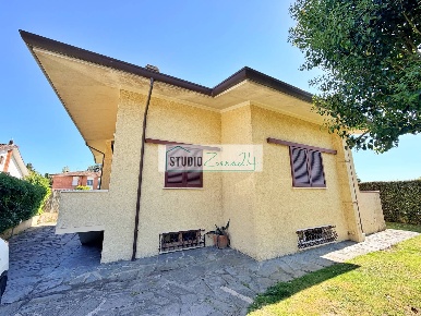Foto Villa unifamiliare in Pietrasanta, Pietrasanta di 220 m² con 8 locali