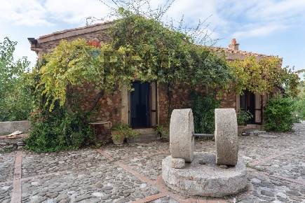 Foto Rustico in Contrada an Pietro 3, Torrenova di 700 m² con 10 locali
