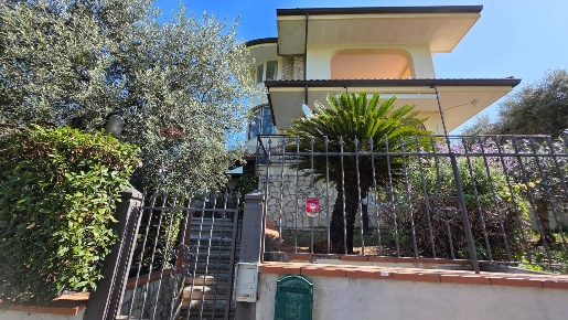 Foto Casa indipendente a Minturno Centro di 325 m² con 6 locali in vendita