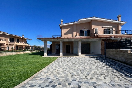 Foto Villa unifamiliare a Pomezia La Sughereta di 200 m² con 4 locali