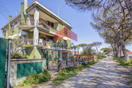 Foto Ufficio in Via Di Valle Porcina 63, Roma Acilia di 100 m² con 5 locali