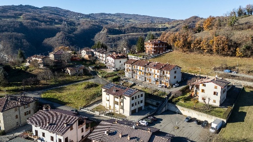 Foto Appartamento in Via Degli Alpini 2, Vetto Centro di 96 m² con 3 locali