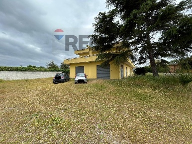 Foto Villa unifamiliare in Via Apriliana 28, Aprilia di 473 m² con 4 locali