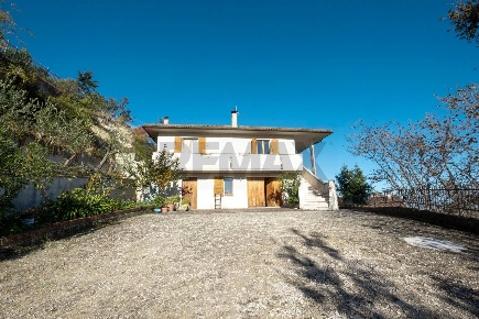 Foto Casa indipendente in Via Monaci Silvestrini 21, Arcevia Centro