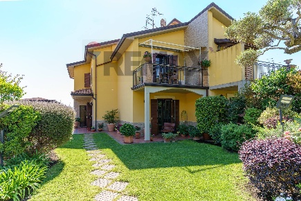 Foto Villa a schiera in Via Maria Grazia Cutuli 15, Viagrande di 200 m²