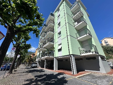 Foto Appartamento in Via Piave, Albenga Centro di 105 m² con 5 locali
