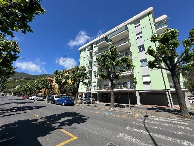 Foto Appartamento in Via Piave, Albenga Centro di 105 m² con 5 locali