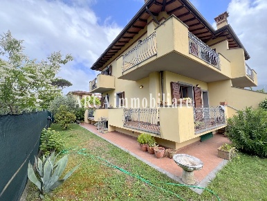 Foto Villa bifamiliare a Pietrasanta di 138 m² con 6 locali in vendita