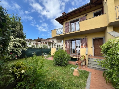 Foto Villa bifamiliare a Pietrasanta di 138 m² con 6 locali in vendita