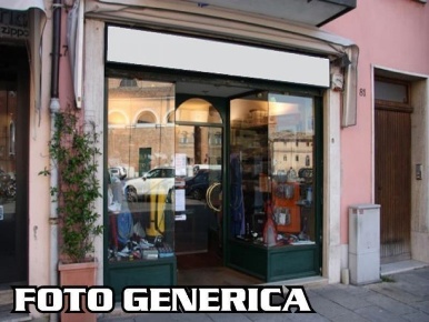 Foto Locale commerciale a San Giuliano Terme Arena Metato di 16 m²