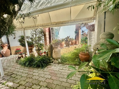 Foto Casa indipendente a Massa Romagnano di 100 m² con 5 locali in vendita