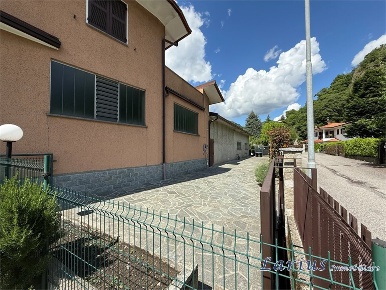 Foto Magazzino in via Isonzo, Canzo di 235 m² con 2 locali in vendita