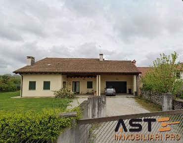 Foto Appartamento in Via Ca' Vico, Rossano Veneto Centro di 437 m²