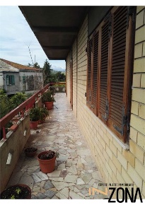 Foto Appartamento in Via della Provincia, Notaresco Centro di 250 m²