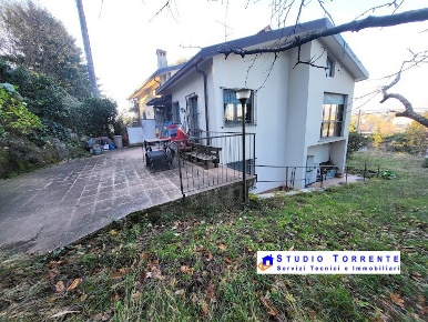 Foto Villa unifamiliare in Via Curcetto, Inverigo Centro di 180 m²
