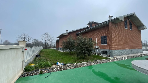 Foto Villa unifamiliare a Bosco Marengo Centro di 570 m² con 10 locali