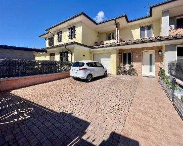 Foto Villa a schiera a Curtatone Eremo di 124 m² con 4 locali in vendita
