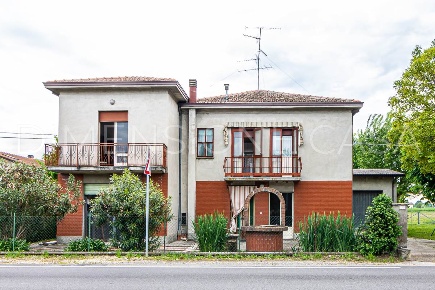 Foto Casa indipendente a Cavezzo Centro di 305 m² con 7 locali in vendita