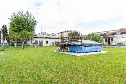 Foto Casa indipendente a Cavezzo Centro di 305 m² con 7 locali in vendita
