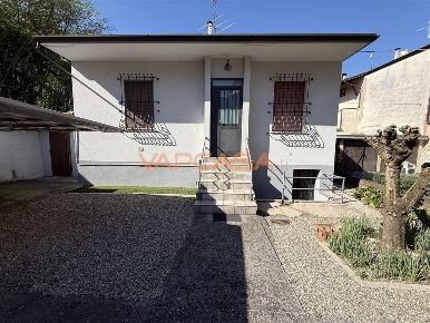 Foto Villa unifamiliare a Romano di Lombardia di 90 m² in vendita