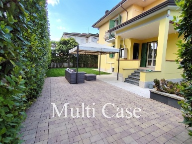 Foto Villa unifamiliare in Via Galileo Chini, Camaiore Lido di Camaiore
