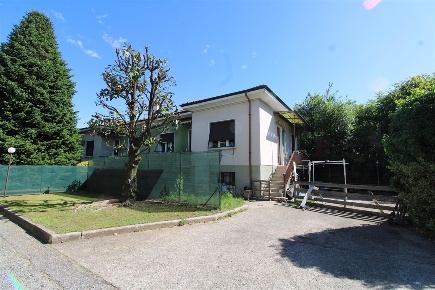 Foto Villa bifamiliare in via San Gaetano, Canegrate di 200 m² con 3 locali