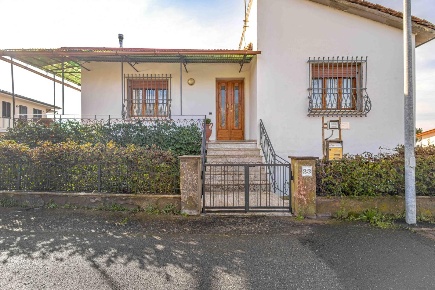 Foto Casa indipendente a Santa Maria a Monte Centro di 315 m² con 8 locali