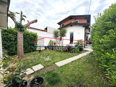 Foto Villa bifamiliare a Montignoso Cinquale di 130 m² con 5 locali