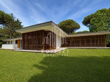 Foto Villa unifamiliare a Massa Ronchi - Poveromo di 380 m² con 10 locali