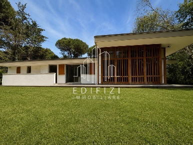 Foto Villa unifamiliare a Massa Ronchi - Poveromo di 380 m² con 10 locali